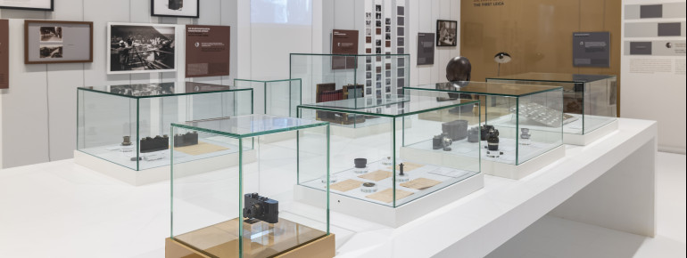 Ausgestellt werden unter anderem verschiedene Fotoapparate der Marke Leica.