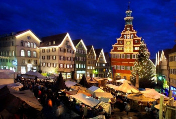 Direkt vor dem Alten Rathaus findet zur Adventszeit der Esslinger Mittelaltermarkt & Weihnachtsmarkt statt.