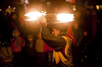 Auch Feuerschlucker zeigen auf dem Mittelaltermarkt und Weihnachtsmarkt ihr Können.