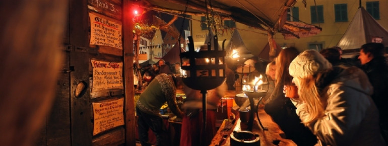 Bei frostigen Temperaturen kannst du dich bei einem Glühwein aufwärmen.