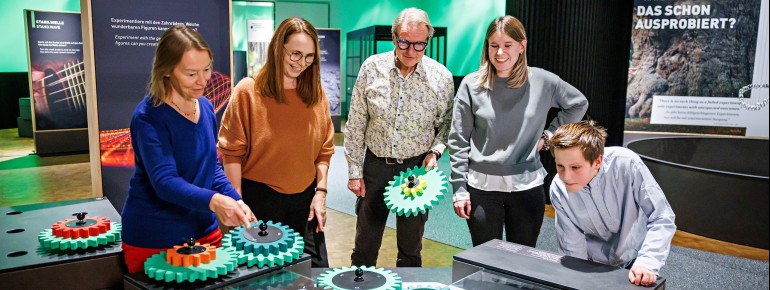 Im Inneren des markanten Neubaus laden über 275 interaktive Exponate zum Mitmachen ein.