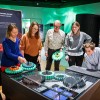 Im Inneren des markanten Neubaus laden über 275 interaktive Exponate zum Mitmachen ein.