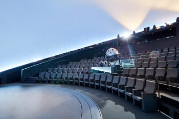 Mit Lasershows, Experimentalvorträgen und Kinoerlebnissen bringt der Science Dome Forschung zum Staunen.