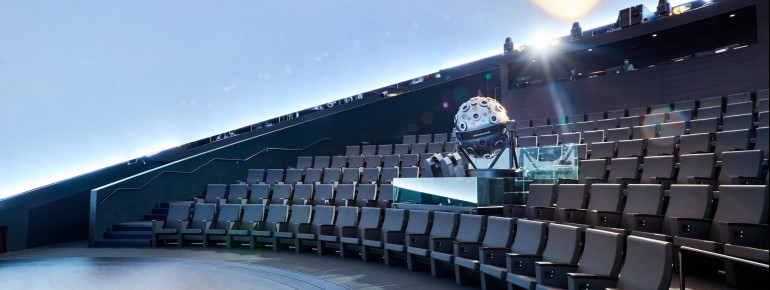 Mit Lasershows, Experimentalvorträgen und Kinoerlebnissen bringt der Science Dome Forschung zum Staunen.