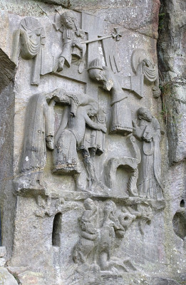 Einige Steine wurden von mittelalterlichen Steinmetzten kunstvoll geschmückt.