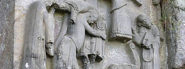 Einige Steine wurden von mittelalterlichen Steinmetzten kunstvoll geschmückt.