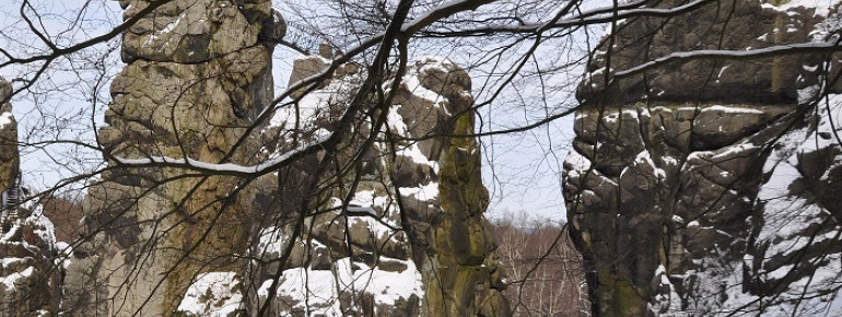 Auch im Winter bei Schnee lohnt sich ein Ausflug zu den Externsteinen.