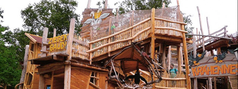 Bei der Attraktion Ziegengaudi können die kleinen Besucher des Parks Türme erklimmen, über Hängebrücken wandern und den Ziegen mit Futter eine Freude bereiten.