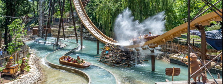 Seit 2022 steht im Bereich Bauernhof die Wildwasserbahn Biberburg.