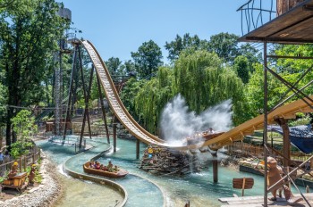 Seit 2022 steht im Bereich Bauernhof die Wildwasserbahn Biberburg.