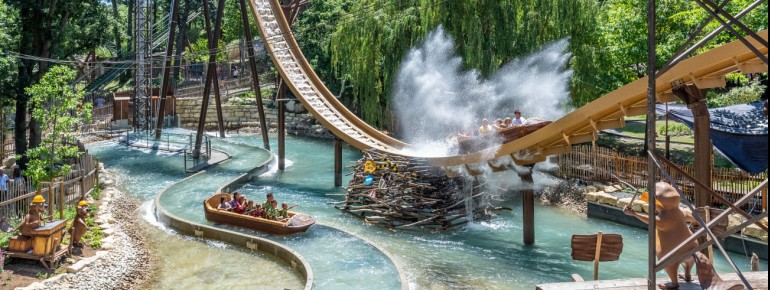 Seit 2022 steht im Bereich Bauernhof die Wildwasserbahn Biberburg.