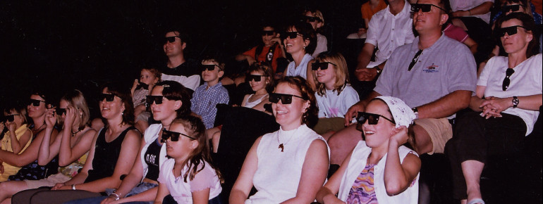 Das 4D Kino lässt die Besucher alles um sich rum vergessen.