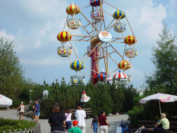Eine gemütliche Fahrt mit dem Riesenrad ermöglicht einen Blick von oben auf den Freizeitpark.