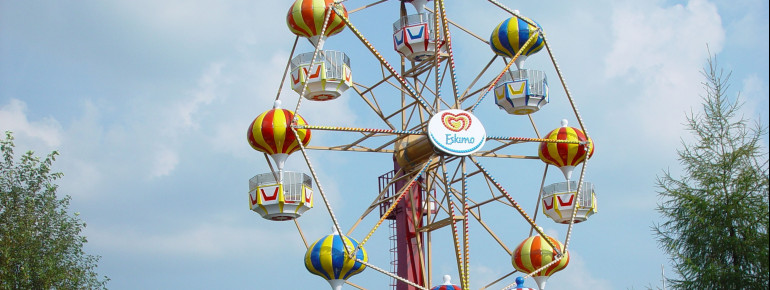 Eine gemütliche Fahrt mit dem Riesenrad ermöglicht einen Blick von oben auf den Freizeitpark.