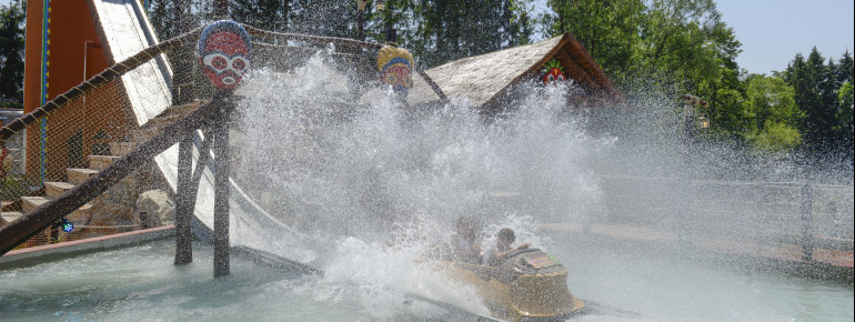 Die Mami Wata Wildwasserbahn bereitet mit einer Höhe von 17 Metern und einer Gesamtfläche von 3.700 Quadratmetern ein feuchtfröhliches Fahrvergnügen.