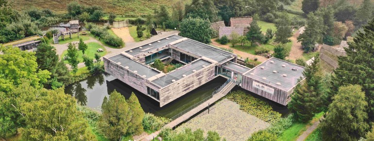 In Anlehnung an die Pfahlbauten wurde das Federseemuseum in einem künstlichen See gebaut.
