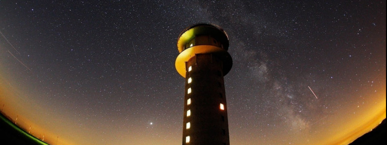Der Feldbergturm bei Nacht
