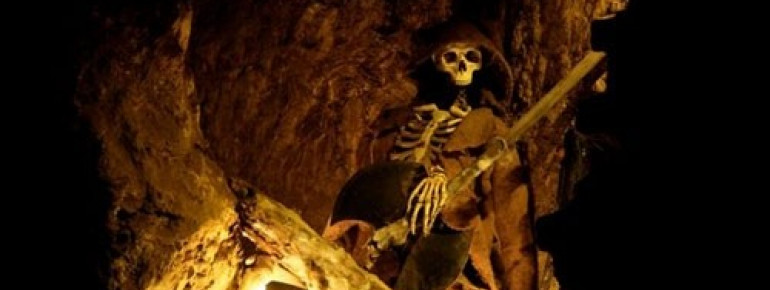 In den Felsengängen ist es auch durchaus gruselig.