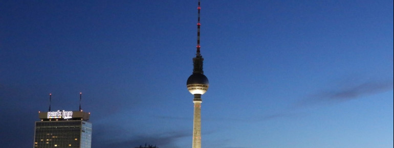 Nächtlicher Blick auf den Fernsehturm in Berlin aus Richtung Prenzlauer Berg