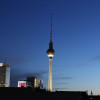 Nächtlicher Blick auf den Fernsehturm in Berlin aus Richtung Prenzlauer Berg