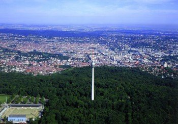 Als eins der Wahrzeichen der Baden-Württembergischen Landeshauptstadt gilt der Fernsehturm Stuttgart im Süden der Stadt.
