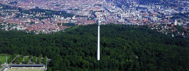 Als eins der Wahrzeichen der Baden-Württembergischen Landeshauptstadt gilt der Fernsehturm Stuttgart im Süden der Stadt.