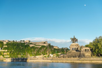 Vom Ufer des Rheins blickt man auf die mächtige Festung Ehrenbreitstein.
