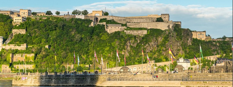 Vom Ufer des Rheins blickt man auf die mächtige Festung Ehrenbreitstein.