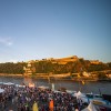 Beim Koblenzer Sommerfest feiern Besucher am Deutschen Eck, während die Festung Ehrenbreitstein im goldenen Abendlicht erstrahlt