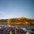 Beim Koblenzer Sommerfest feiern Besucher am Deutschen Eck, während die Festung Ehrenbreitstein im goldenen Abendlicht erstrahlt
