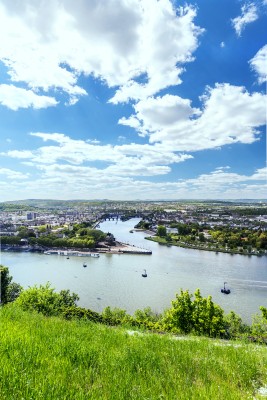 Die Aussicht von der Festung Ehrenbreitstein zeigt eindrucksvoll, wie Rhein und Mosel am Deutschen Eck zusammenfließen