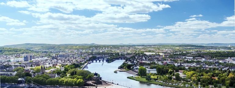Die Aussicht von der Festung Ehrenbreitstein zeigt eindrucksvoll, wie Rhein und Mosel am Deutschen Eck zusammenfließen