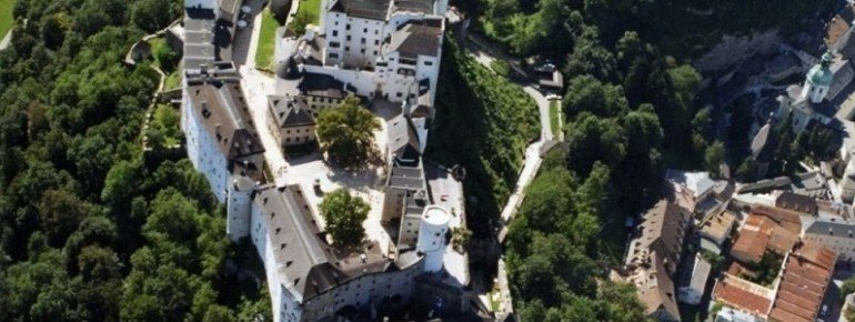 Blick von der Luft auf die Festung Hohensalzburg
