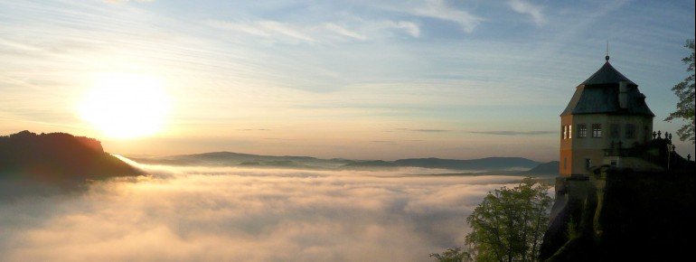 Mitten im Elbsandsteingebirge gelegen lockt die Festung mit ihrer landschaftlichen Umgebung.