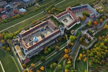 So sieht die Festung Marienberg aus der Luft aus.