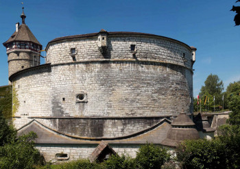 Die 25 Meter hohe, kreisförmige Festungsmauer wurde im 16. Jahrhundert errichtet.