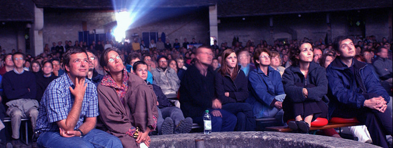 Im August findet regelmäßig Open Air Kino statt.
