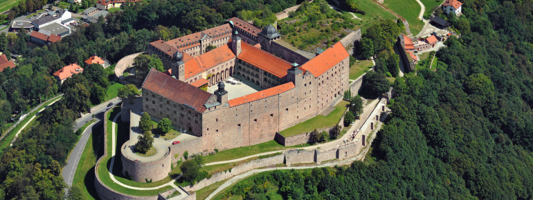 Hoch über Kulmbach thront die fürstliche Residenz und wehrhafte Festung.