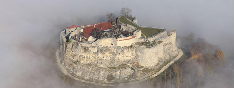 Die Burgruine befindet sich auf einem Kalkfelsen.
