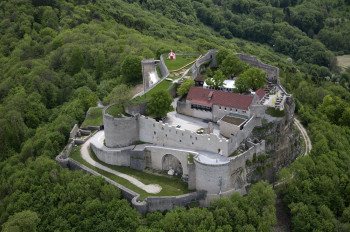 Hier siehst du die Festungsruine Hohenneuffen von oben.