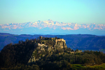 Die Ruine liegt auf einem Hügel mit einem tollen Alpenpanorama im Hintergrund.