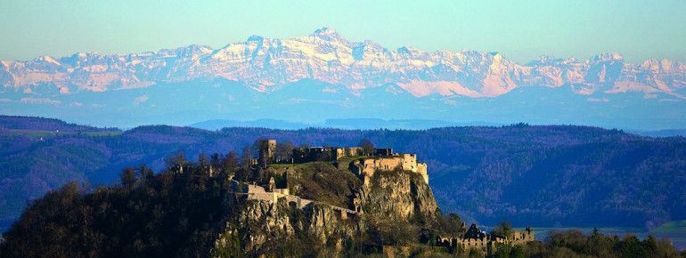 Die Ruine liegt auf einem Hügel mit einem tollen Alpenpanorama im Hintergrund.