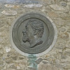 Zwei Medaillons an der Innenwand des Zeughauses erinnern an den Dichter Joseph Viktor von Scheffel und an den Reichskanzler Otto von Bismarck.
