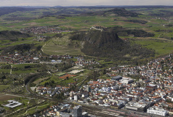 Die Festungsruine befindet sich auf einem Hügel über der Stadt Singen.