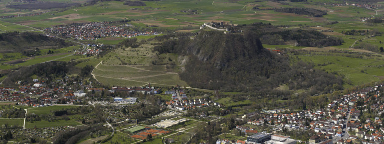Die Festungsruine befindet sich auf einem Hügel über der Stadt Singen.