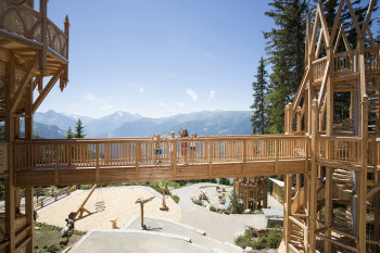 Von den vier begehbaren Türmen aus (Rutschen-, Kran-, Kletter- und Aussichtsturm) genießen Besucher einen beeindruckenden Blick auf die umliegende Tiroler Bergwelt.