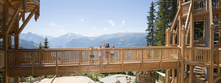 Von den vier begehbaren Türmen aus (Rutschen-, Kran-, Kletter- und Aussichtsturm) genießen Besucher einen beeindruckenden Blick auf die umliegende Tiroler Bergwelt.
