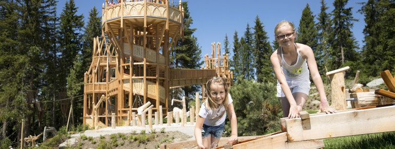 Der Erlebnisspielplatz bietet mit verschiedenen Attraktionen wie dem Wasserspielbereich oder dem Kletterturm Abwechslung für Junge und Junggebliebene.