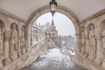 Die Fischerbastei mit ihren filigranen Bögen und Statuen verzaubert selbst an frostigen Wintertagen.