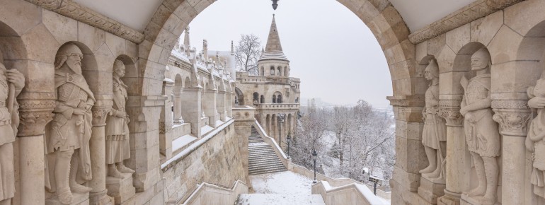 Die Fischerbastei mit ihren filigranen Bögen und Statuen verzaubert selbst an frostigen Wintertagen.